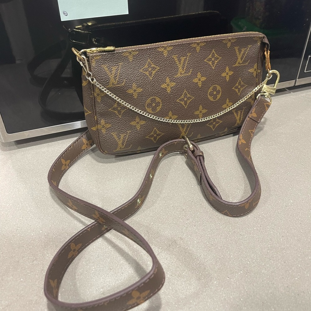 Louis Vuitton Pochette accessoire